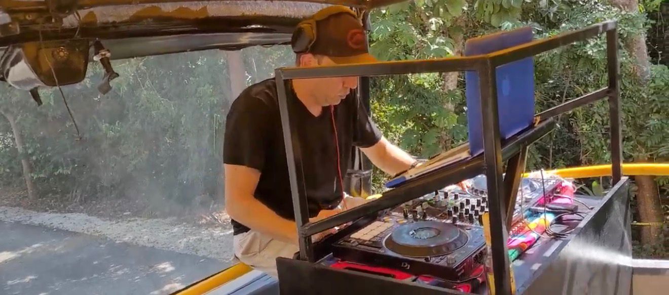 autobus en cancun con DJ abordo