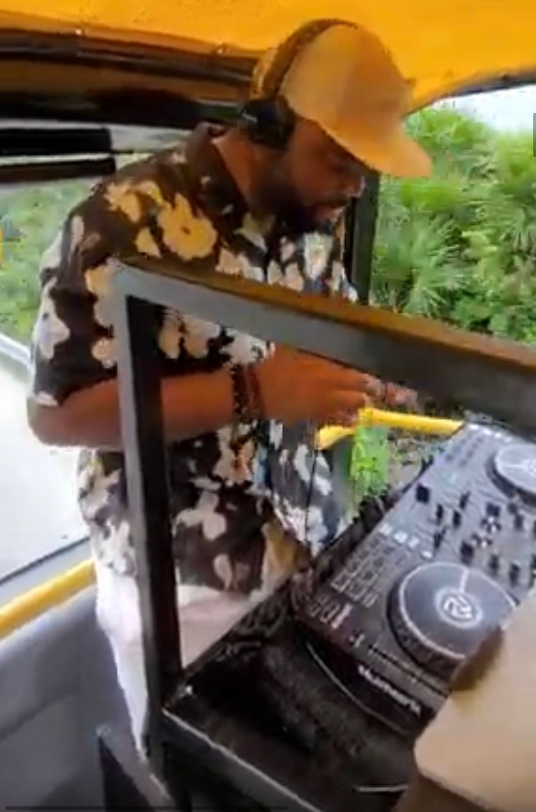 DJ tocando a bordo del vehiculo