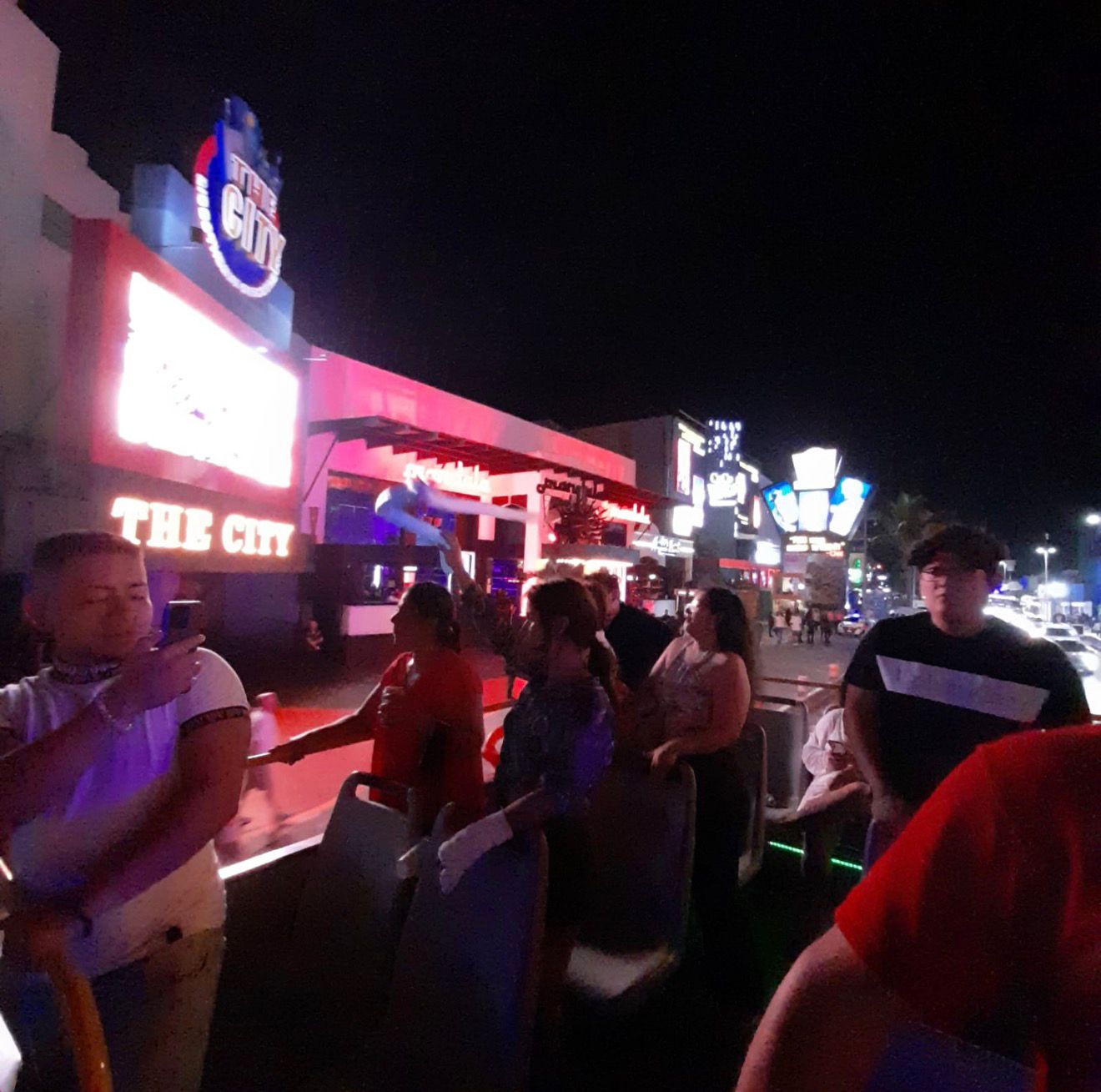 fiesta en autobus abierto al party center coco bongo